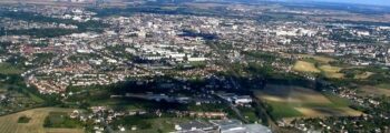 Skyline de la ville, gratte-ciels modernes, ciel vibrant, autoroute très fréquentée.