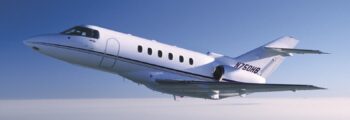 Jet privé Learjet 75 survolant New-York