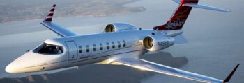 Jet privé Learjet 75 survolant New-York