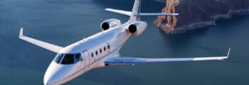 Jet privé Learjet 75 survolant New-York