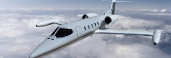 Jet privé Learjet 75 survolant New-York