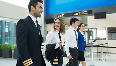 Να γίνεις αεροσυνοδός: Ένας πλήρης οδηγός για την επιτυχία