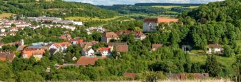 Châteauroux – Vue aérienne des champs et verdure.