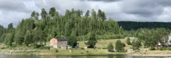 Château au bord de la rivière reflété sur l'eau calme la nuit.