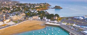 Ιδιωτικό τζετ και ελικόπτερο τσάρτερ στο Saint-Brieuc Armor